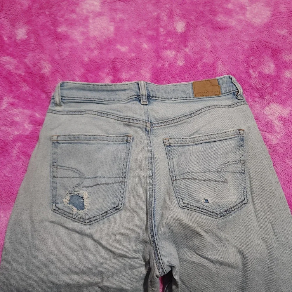 American Eagle  Women's Size 6 Reg Mom Jeans Light Wash Stretch Distressed Denim